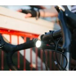 Feu Vélo Avant 700 Lumens PWR ROAD Avec Batterie Externe Knog -Remorques vélo Soldes feu velo avant 700 lumens pwr road avec batterie externe knog full 3