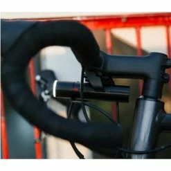 Feu Vélo Avant 700 Lumens PWR ROAD Avec Batterie Externe Knog -Remorques vélo Soldes feu velo avant 700 lumens pwr road avec batterie externe knog full 4